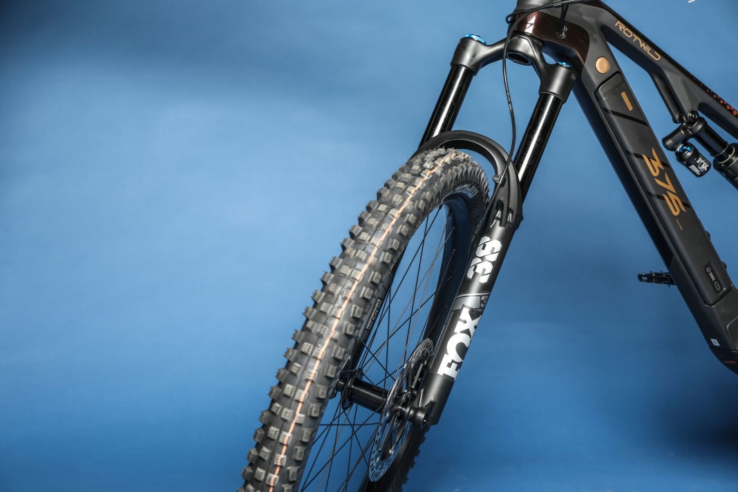 Ironing everything smooth: The Fox 38 Grip2 with 180 millimetres of travel is unbeatable downhill.