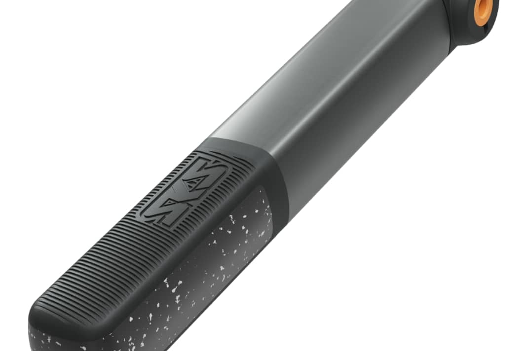 Mit den neuen Clic Ace Pumpen bringt der deutsche Hersteller SKS zum ersten Mal eine eigene Serie für das innovative Ventil-System Clik Valve von Schwalbe. Damit erübrigt sich ein spezieller Adapter. Vier Modelle umfasst die Linie zum Start. Hier die HV-Pumpe für breite Reifen.