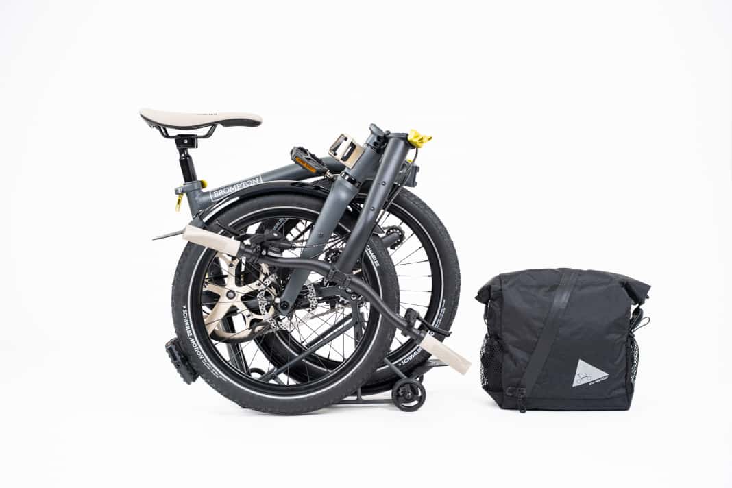 Brompton x and wander: Der spezielle Rucksack gehört zur limitierten Brompton x and wander G Line und lässt sich direkt am Frontgepäckträger befestigen. Absteigen, abnehmen, aufsetzen – schon wird aus Fahrradgepäck ein normaler Rucksack. Wer das Faltrad im Design der G-Line kauft bekommt den Rucksack inklusive.
