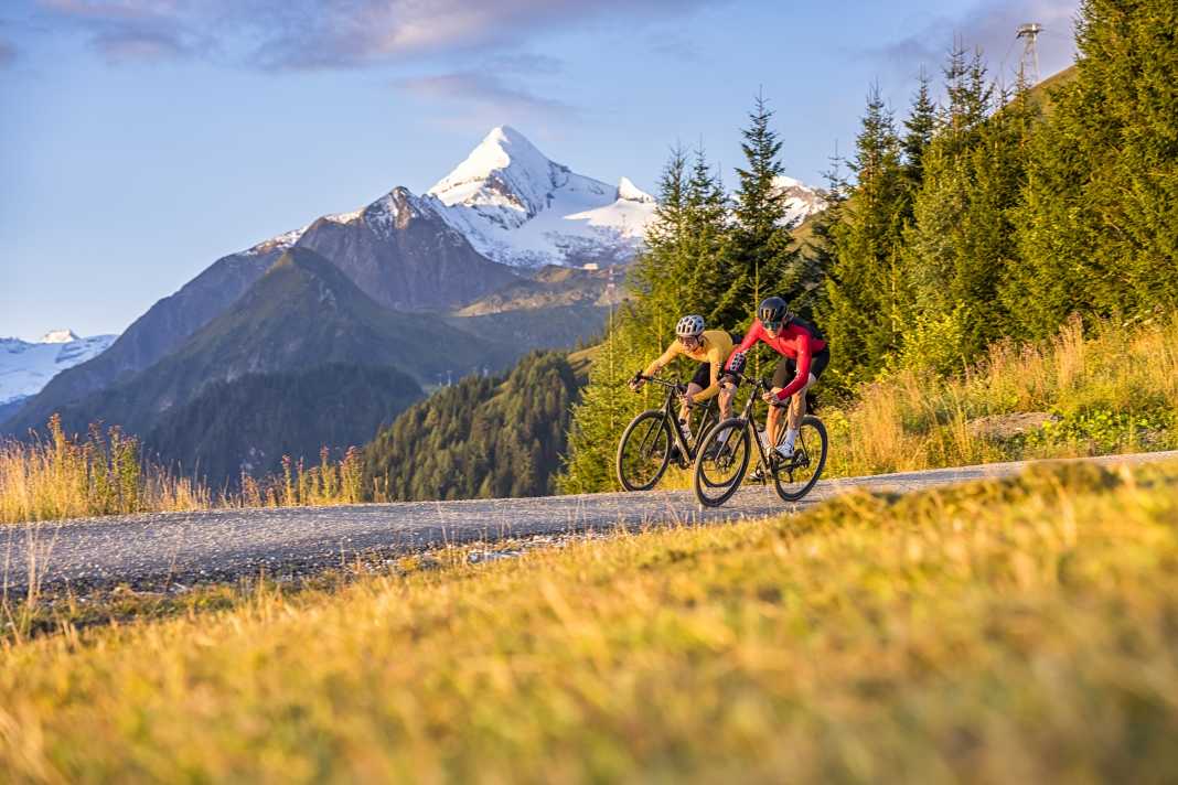 Oben schneebedeckte Gipfel, unten aller feinste Gravel-Action: Wir verraten die Highlights der Strecke des Gravel Peaks Events 2026.