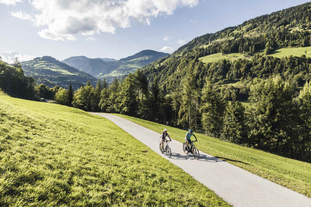 Dank vieler gut ausgebauter Tal-Radwege wie zum Beispiel dem Tauernradweg lassen sich die Alpen auch für Genuss-Radler entspannt überqueren.