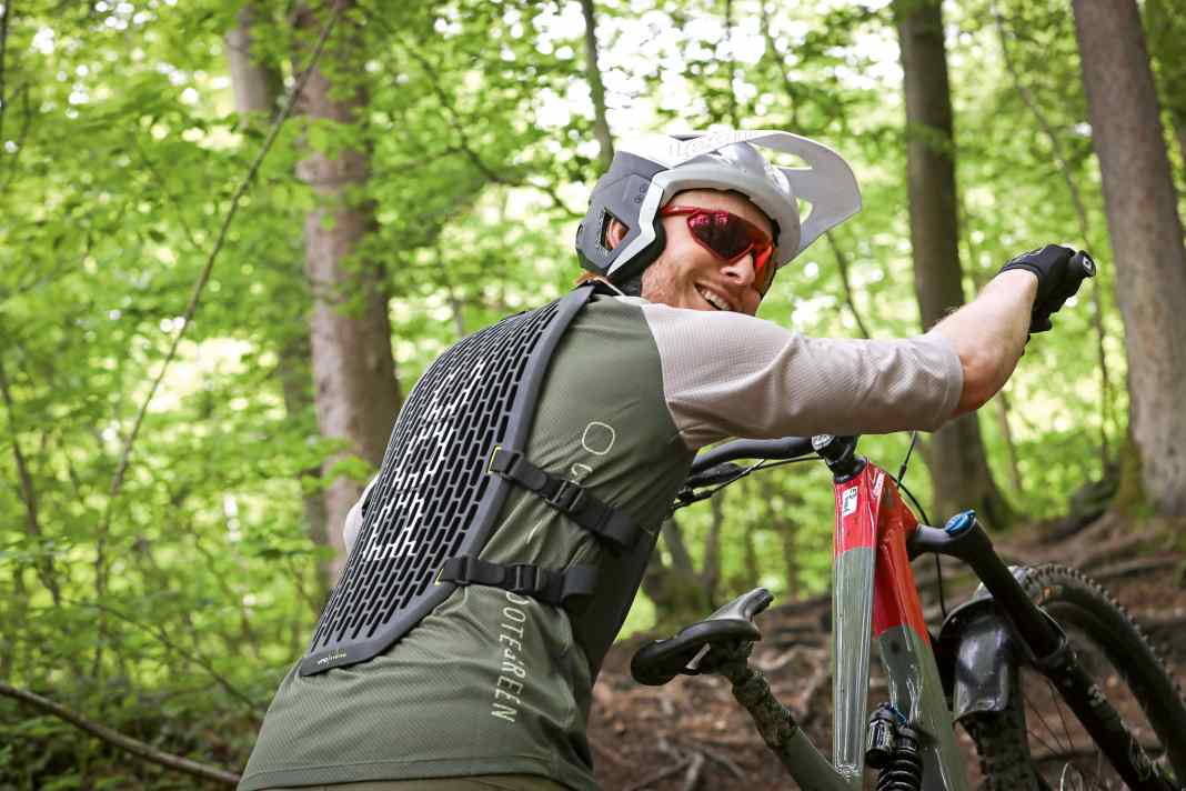 The latest trend: chest and back protectors for over shirts. We compared Evoc's new Torso Protector with the Poc VPD System Torso.