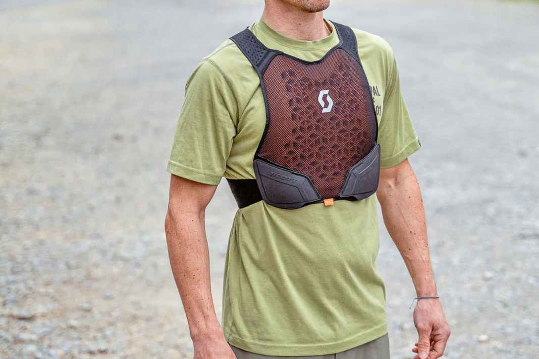 Chest armour: Scott Softcon Air