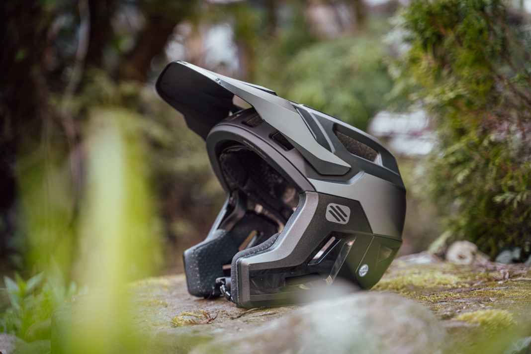 Rudy Project bringt mit dem Terraform Pro einen neuen Halfframe-Helm auf den Markt, der besonders hohe Sicherheitsstandards erfüllen soll und damit der Entwicklung zu immer kraftvolleren E-MTBs Rechnung tragen soll.