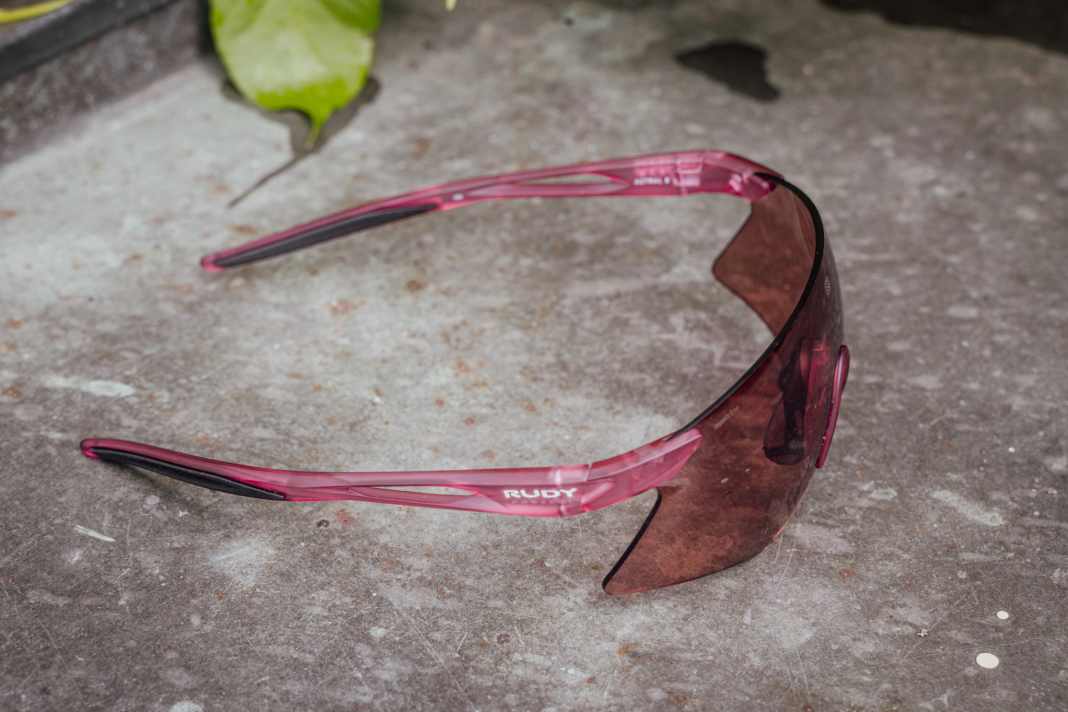 Der Rahmen der Rudy Project wird aus Rilsan, einem biobaierten Kunststoff gefertigt, die sportliche Form verweist auf den Einsatzbereich