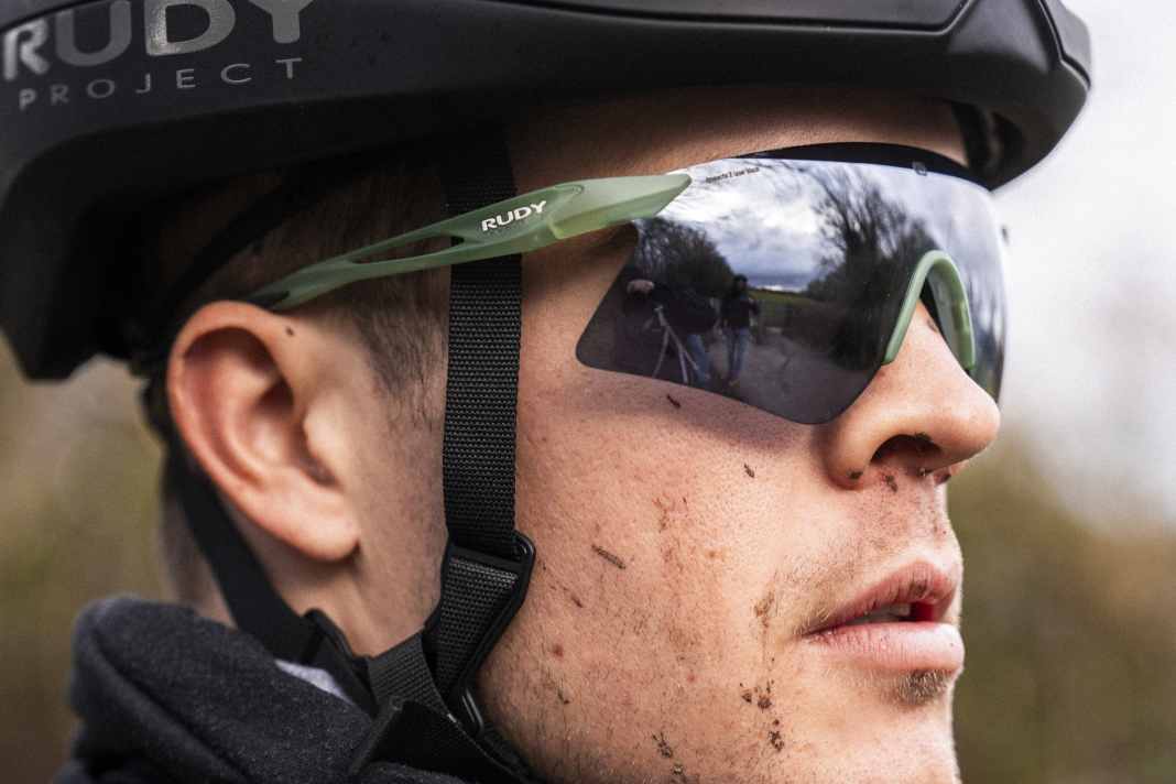 Die neue Rudy Project Astral Sphere Sportbrille hat nun kugelförmig gewölbte Gläser - im Gegensatz zur Astral X, die letztes Jahr rauskam.
