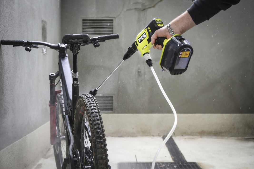 Fahrradwäsche to go: Tool-Profi Ryobi hat einen praktischen Akku-Reiniger im Programm, der sich universell einsetzen lässt. Was taugt der EZClean?
