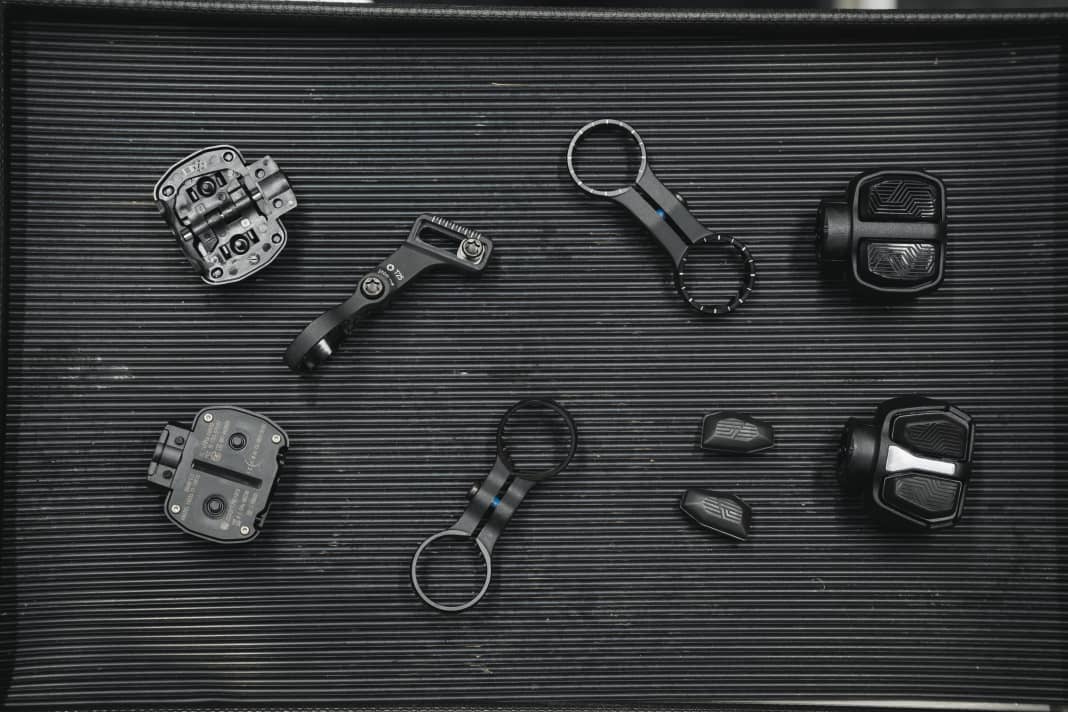 The new Sram AXS pods: They can be attached to the handlebars using the Infinity clamp (centre) and the Matchmaker clamp.