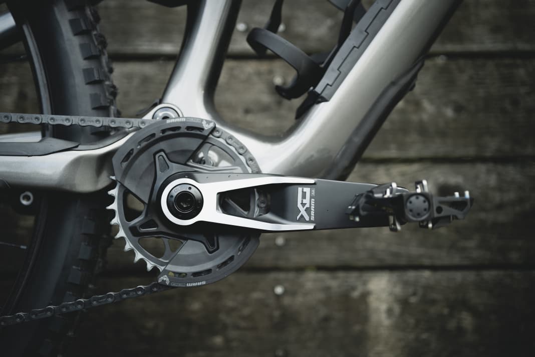 Ein echter Hingucker: die Sram X0 Eagle Alu-Kurbel.