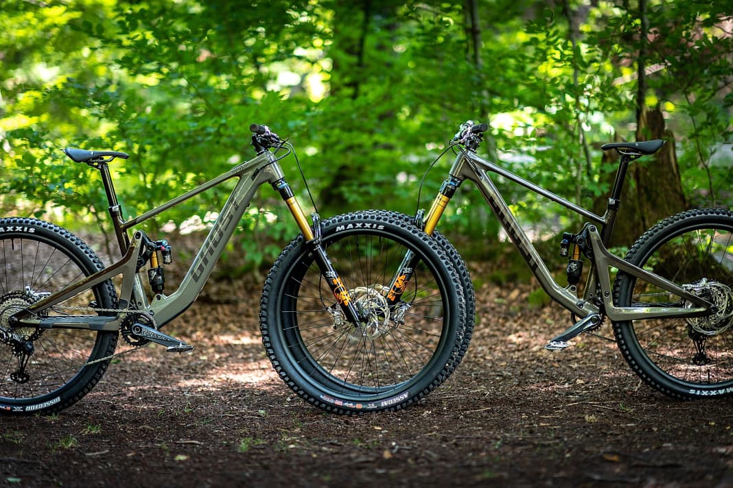 Whether it's the Path Riot with motor (left) or the Riot CF without motor (right): Full Party stands for trail performance without compromise.