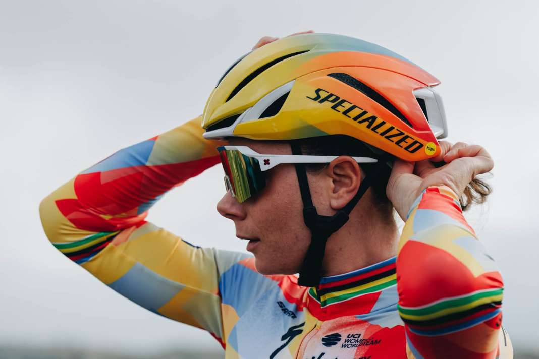 Les systèmes de fermeture à molette pratiques de Boa ont depuis longtemps le vent en poupe sur les chaussures de cyclisme. L'entreprise originaire des Rocheuses vient désormais de présenter un nouveau système destiné aux casques de cyclisme. L'un des premiers casques équipés de ce nouveau système est le Specialized S-Works Evade 4.