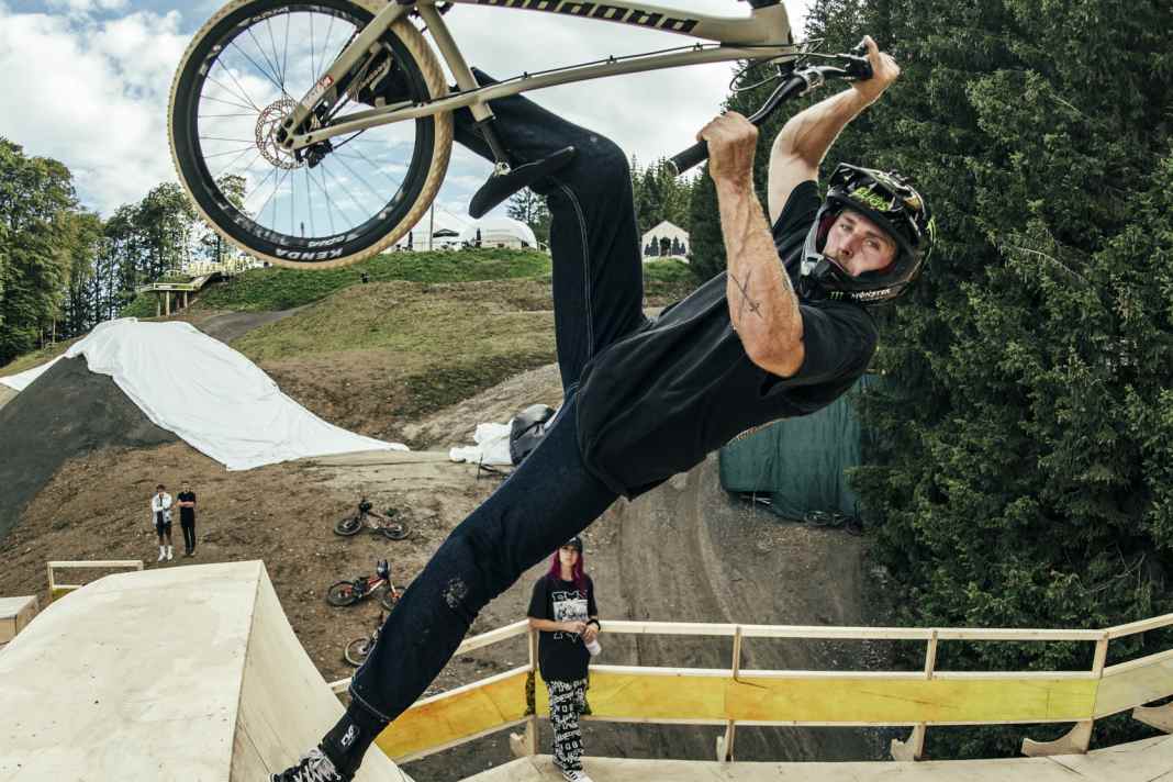 Permanent guest at the Nines: all-round talent Elias Ruso. Whether tricks or long jumps, Elias can do it all. In 2024, the Austrian became King of Darkness at the Darkfest in South Africa.