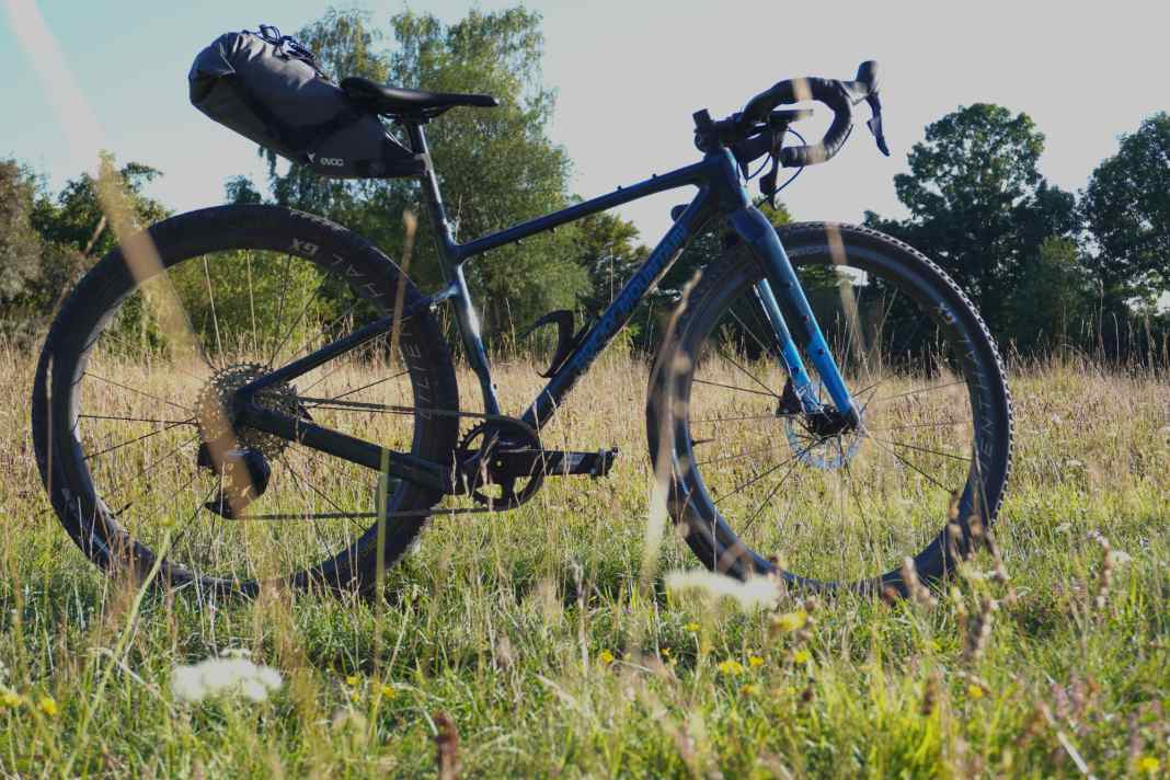 Voici la roue pour le Deutschland-Trail dans son habitat naturel - dans la nature sur un chemin de campagne.