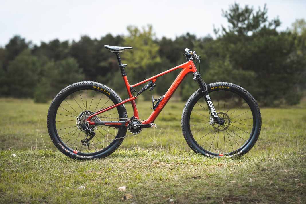 Die Silhouette des Santa Cruz Blur wirkt vertraut. Wir haben das 12.499 Euro teure Topmodell getestet.