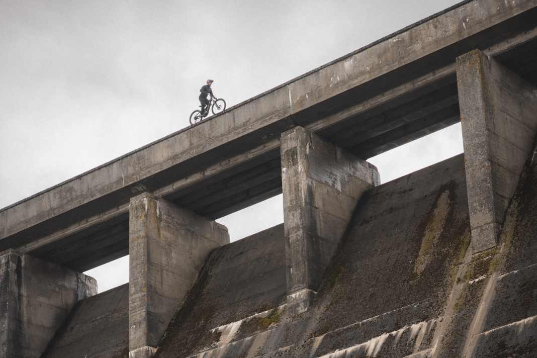 Danny MacAskill once again shows spectacular spots in his new YouTube video "Daaaaam Daniel"...
