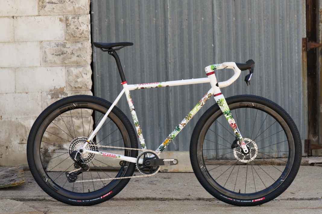 La peinture élaborée du vélo de gravel Scarab Paramo est appliquée à la main sur place, en Colombie.