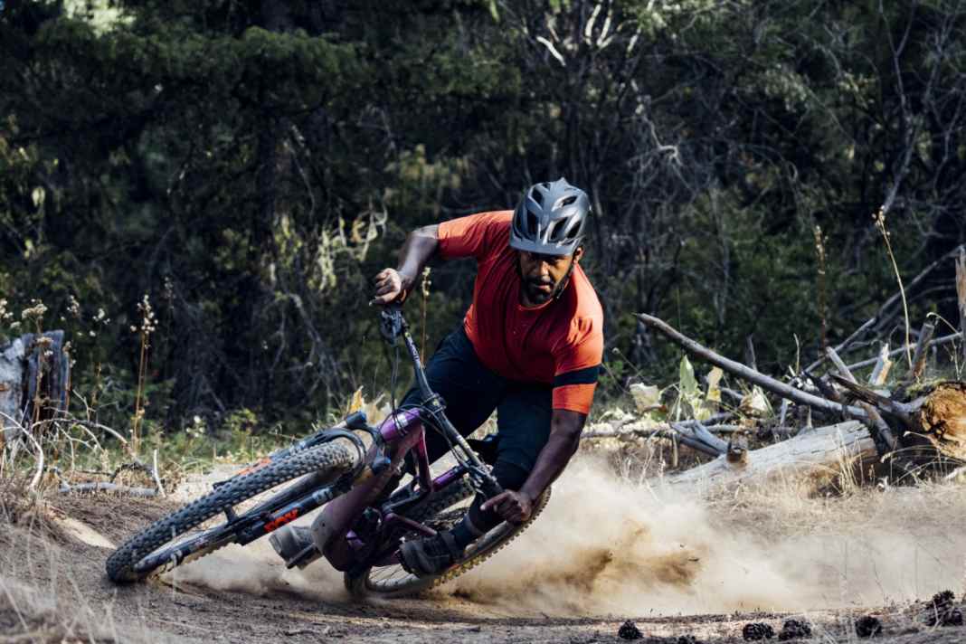 Voller Fahrspaß, auch mit Motor? Moderne E-Enduros und Light-E-MTBs setzen Bestmarken beim Fahrspaß. Wir zeigen die acht besten Modelle.