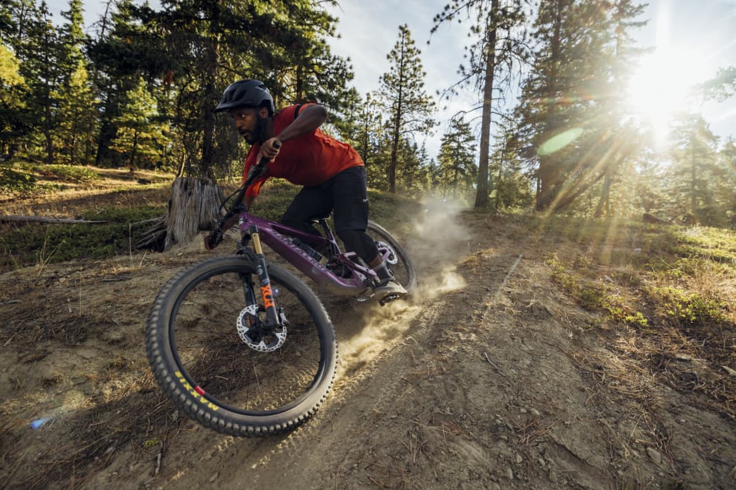 The Heckler SL is the first light e-MTB from Santa Cruz and is designed to provide a lot of fun on the trail.