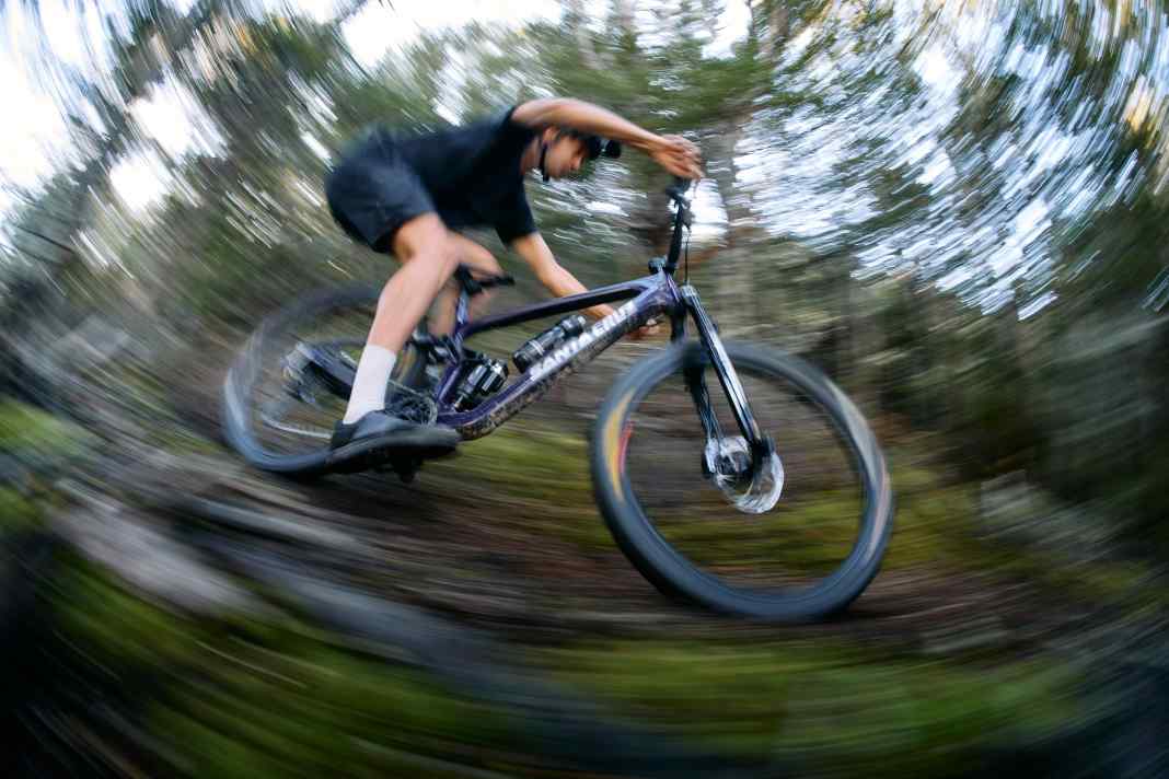 The new Santa Cruz Tallboy is a thoroughbred trail bike with more travel and a traction-orientated four-link rear suspension, while the old bike with only 120/130 millimetres of travel and a very sportily tuned chassis had a cross-country feeling here and there.