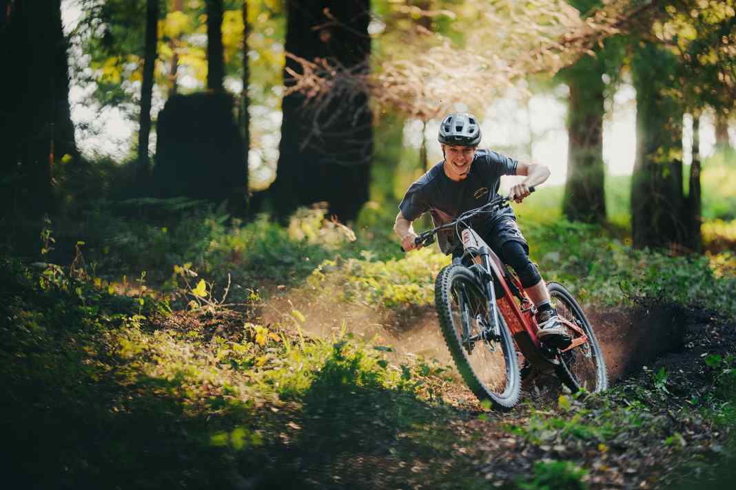 The new E-Enduro Remote is supposed to ride like the Kona Process 153: loose, agile, playful. If you watch the team riders Eddie and Jacob, you'll believe it straight away.