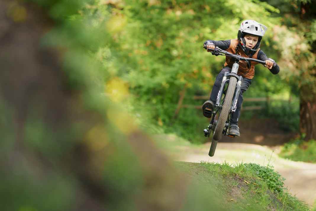 With the right equipment, children can make great leaps on a mountain bike - we show ten particularly appealing youth mountain bikes.