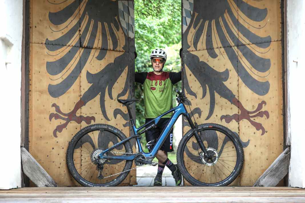 Endurance tester Christian Schleker with the service bike: Cube AMS Hybrid One44 SLX.