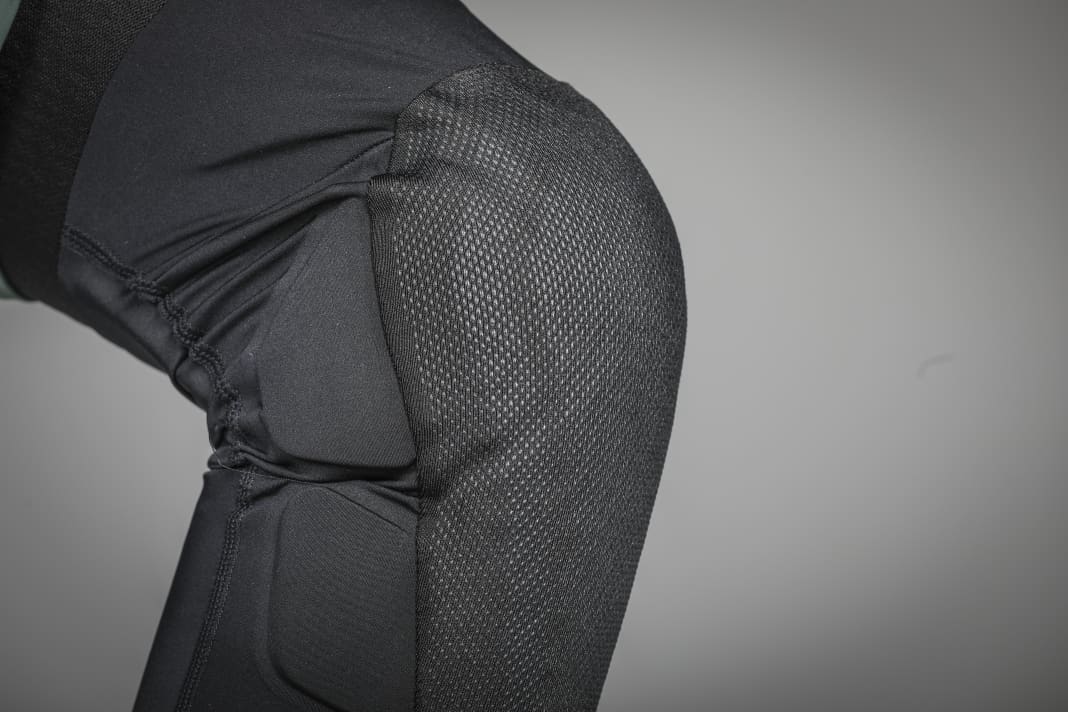 The printed dots above the knee area of the Fox protector not only increase durability, but also act as a skid plate, which ensures that you glide better over the ground when you fall