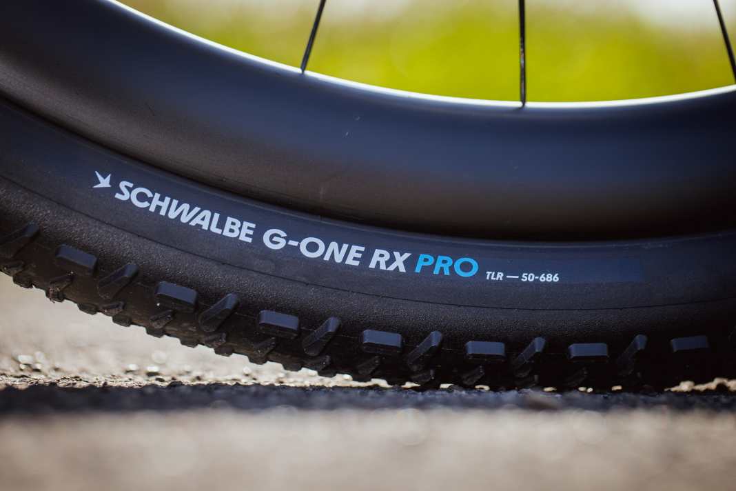 Schwalbe steckt seinen Claim im Gravel-Revier frühzeitig ab und kündigt jetzt bereits zwei 32-Zoll-Reifen für das Frühjahr 2027 an.