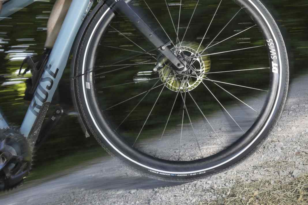 In Schräglage vermittelt der neue Performance Touring Reifen viel Vertrauen und kann auch auf leichtem Schotter noch punkten.