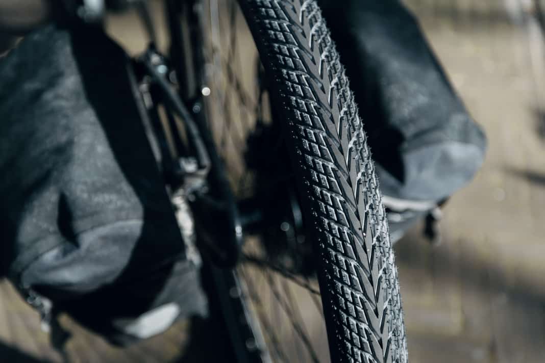 The new Marathon Almotion tread pattern features shallow grooves across the entire tread surface.