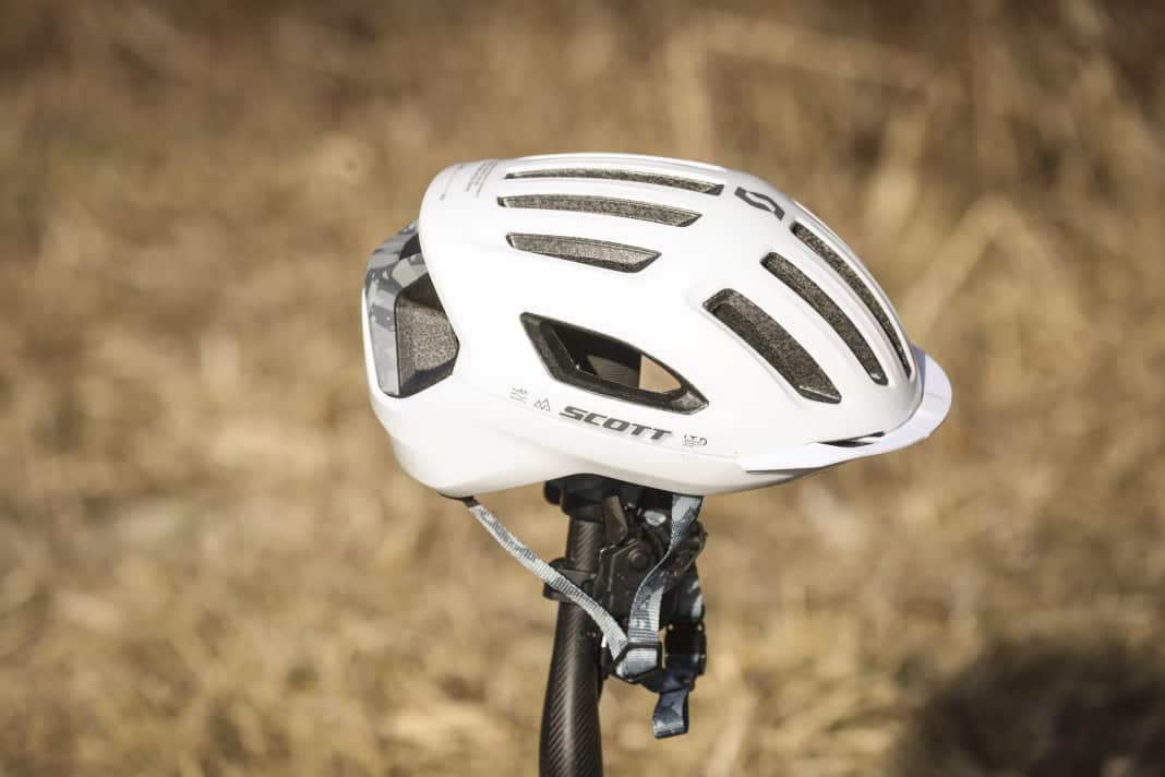 Mit einer modernen Optik soll der Scott Sierra MIPS Helm sowohl Gravelbiker als auch Rennradler und Mountainbiker abholen.