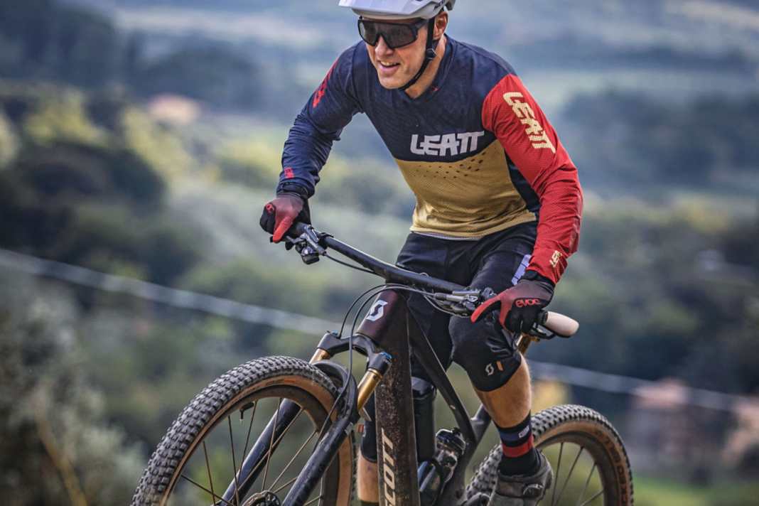 2022 brachte Scott das Lumen an den Start. Mit der Modellausführung Lumen 900 SL markierte das Scott damals gleich zwei Superlative: Mit 15,5 Kilo war es das leichteste und mit 15.999 Euro auch das teuerste E-MTB am Markt.