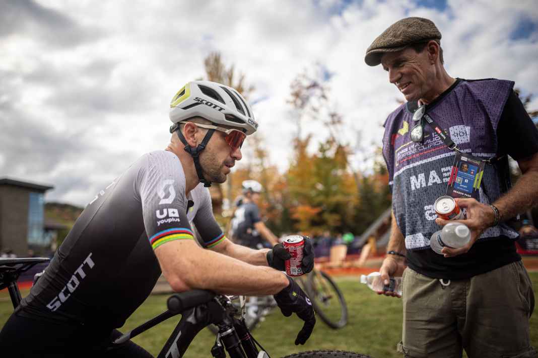 Nino Schurter after the 2024 season finale in Mont Sainte-Anne. On this day, Schurter finished in 8th place and secured fourth place in the overall standings.