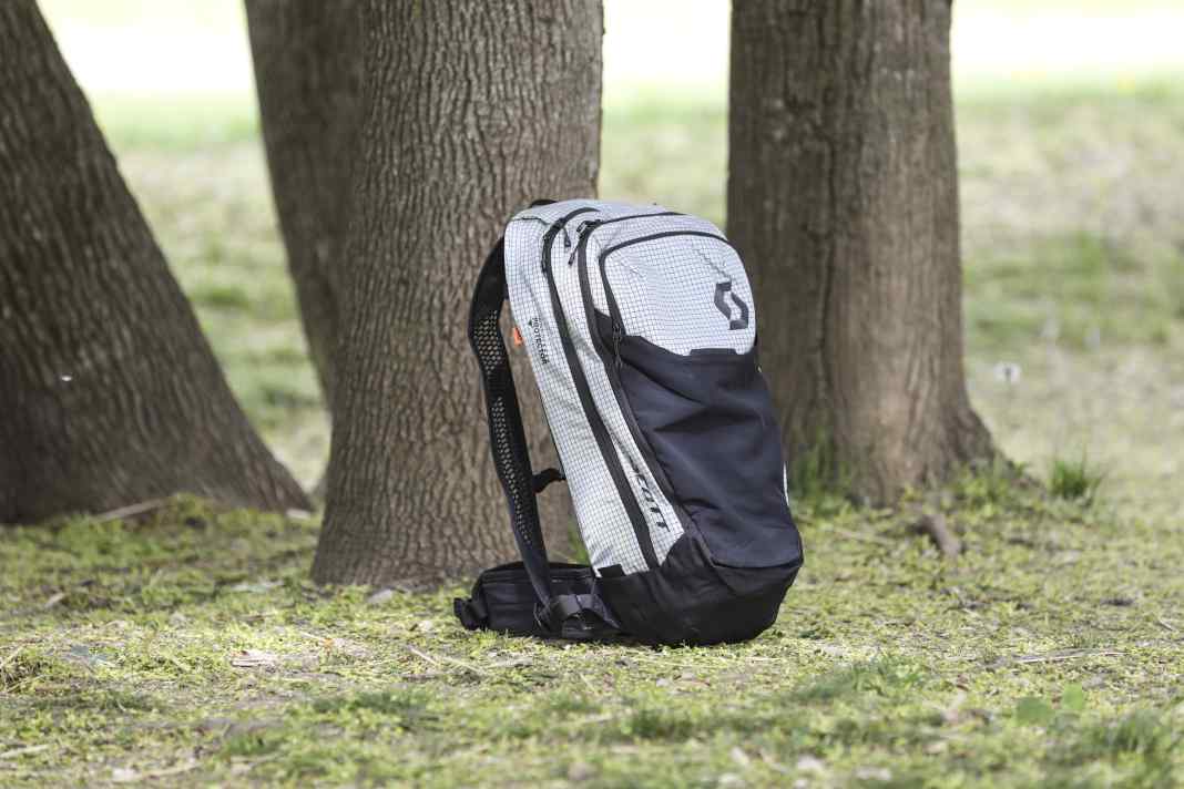 Mit dem Scott Trail Protect 20 gehen Biker nie mehr ungeschützt auf Trail-Abenteuer. Der Scott setzt nämlich auf einen clever integrierten D3O-Rückenprotector.