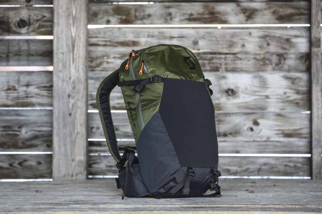 With the Trail Rocket 20, Scott offers a stylish touring backpack with plenty of storage space and many additional mounting points. But not everything here is perfect.