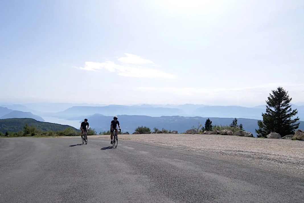 Ohne Tour de France Rummel und Autoverkehr lässt sich die Hors Catégorie an vier Tagen im Sommer entspannt kurbeln.