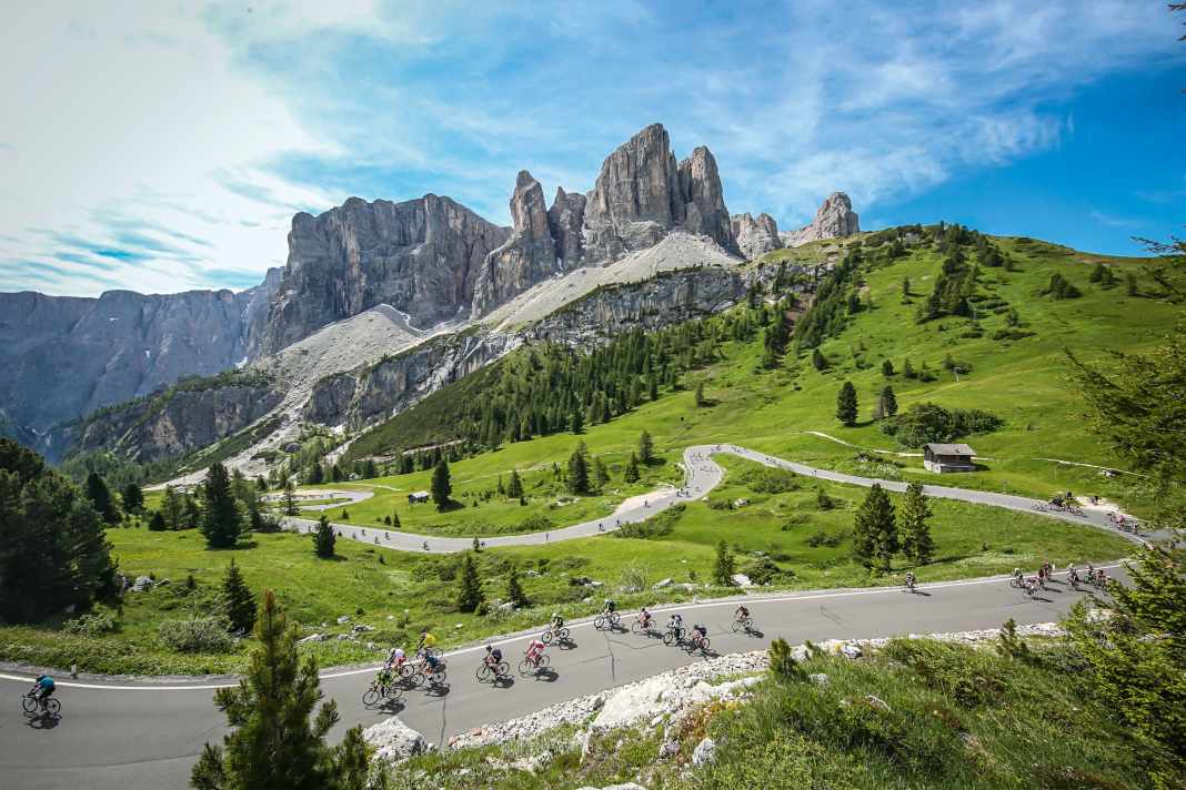 Geschlossenes Fahrerfeld, obwohl von vier Orten aus gestartet wird: Der autofreie Sellaronda Bike Day findet im Juni zum 20. Mal statt.
