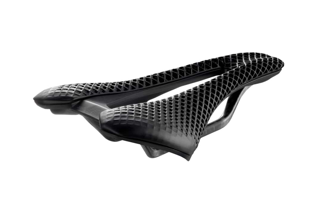Der SLR XC 3D Carbon ist das Topmodell der Reihe. Carbonstreben, 3D-gedruckte Polsterung und die auf Wettkampf ausgelegte SLR-XC-Form richten sich klar an Racer, die beim Material keine Kompromisse machen wollen.