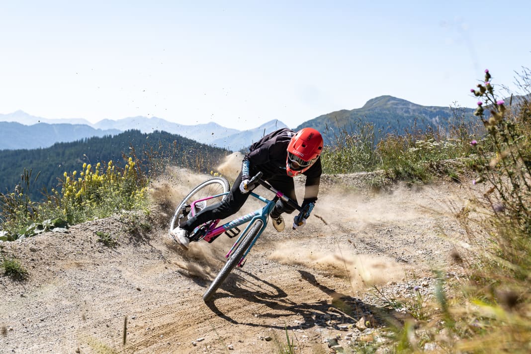 Mit dem Gravelbike auf den Trail. Auf eine solche - zugegeben verrückte - Idee kam jüngst der Freeride-Profi Gabriel Wibmer.bei "Gravel Mania".