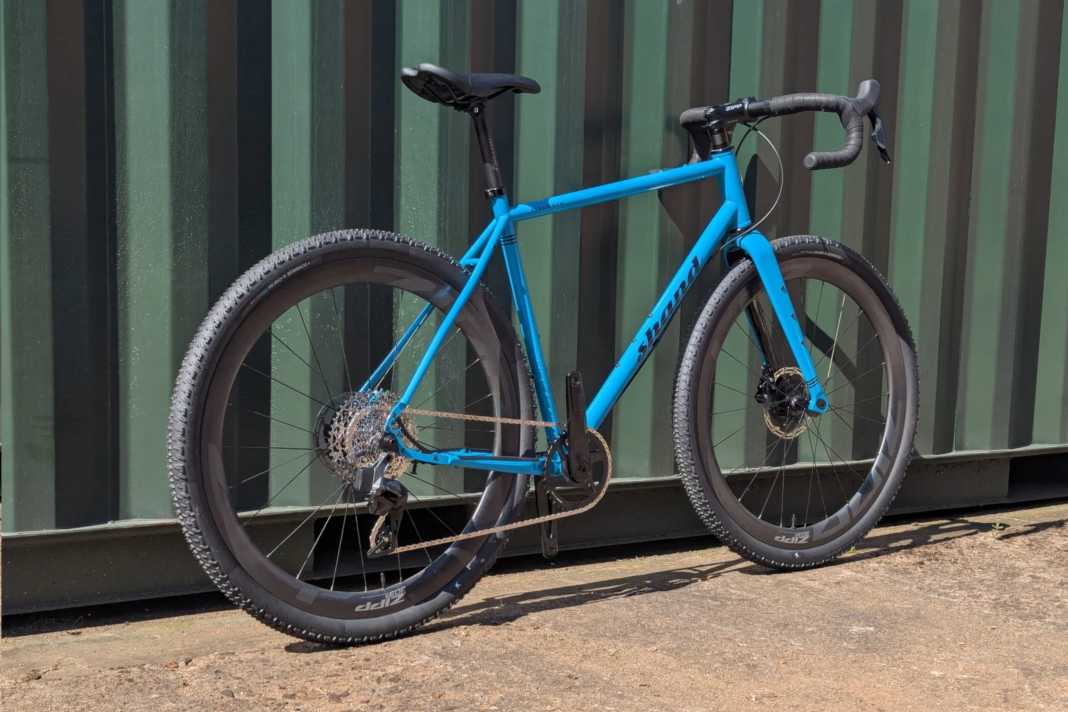 The Shand Stramash gravel bike presents itself with a versatile frame made of British steel and many body options.
