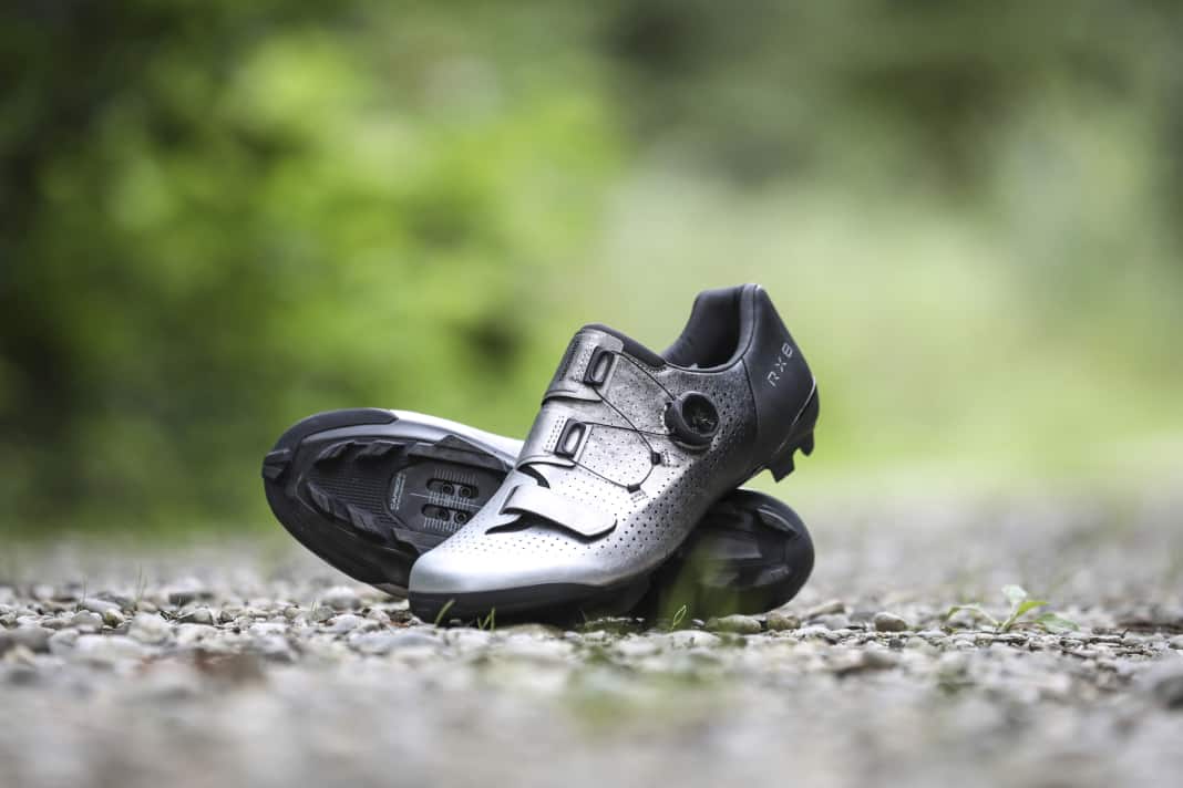 Der Shimano RX801 sieht schon im Stand schnell aus. Die leichten Gravel-Treter sollen die idealen Begleiter für schnelle Schotterrunden und XC-Kurse sein