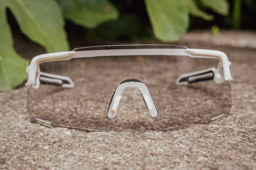 Die klar, recht breite Scheibe bietet ein großes Sichtfeld und ist hell genug für Fahrten in der Dämmerung