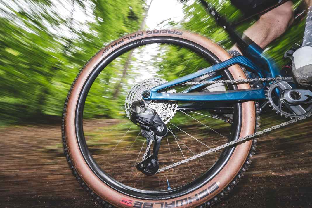 BIKE hat die Shimano XTR Di2 Funkschaltung 2025 zusammen mit den neuen Shimano Scheibenbremsen und Laufrädern bereits getestet.