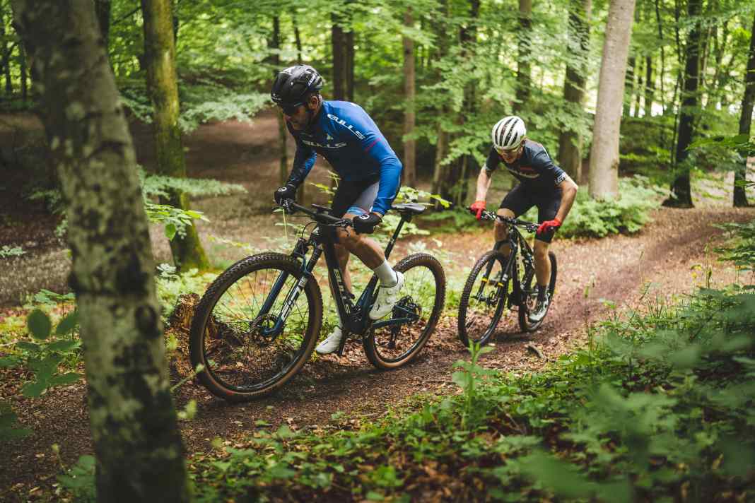 Vorne Karl Platt mit der neuen Shimano XTR Di2, hinten unser Redakteur mit dem Vorgängermodell auf dem originalen Cape-Epic-Siegerbike von 2016: Kann die alte Technik noch dranbleiben?