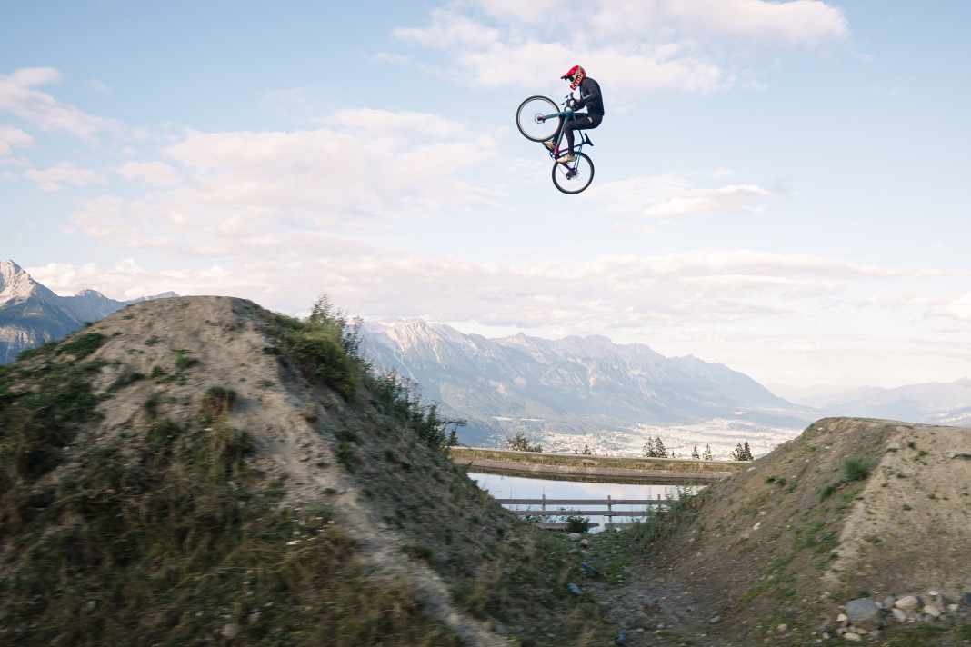 Dickes Ding: „Keine Ahnung, was passiert!“ Gabriel Wibmer schanzt sein Gravelbike über den XXL-Double in Innsbruck.