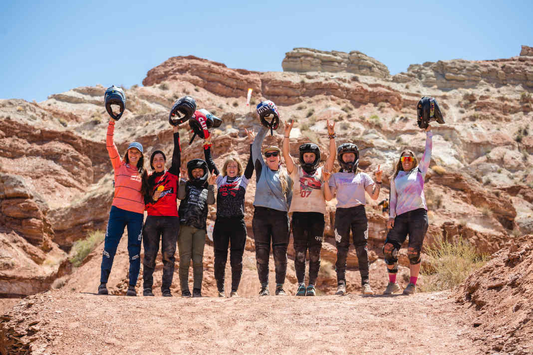 Versuchsballon Red Bull Formation: Bei dieser Jam-Session in Utah wurde in den vergangenen Jahren ausgelotet, wie sich die Frauen im rauen Gelände von Utah schlagen. Die Frauen zeigte, dass sie den Anforderungen gewachsen sind. Mit dabei: Vaea Verbeeck, Cami Nogueira, Sam Soriano, Casey Brown, Hannah Bergemann, Jess Blewitt, Vinny Armstrong, Chelsea Kimball.