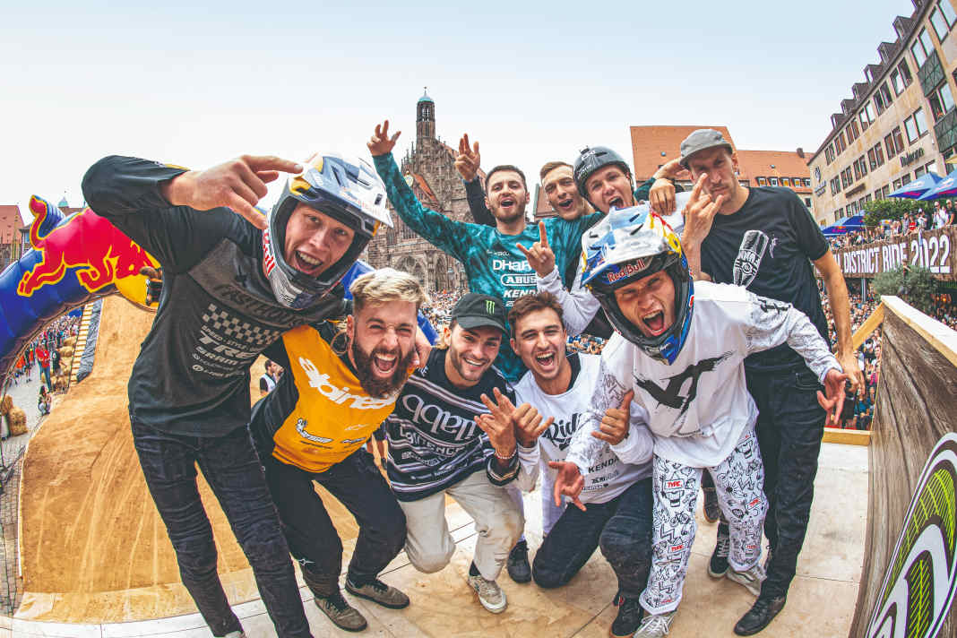 The best of the best: the slopestyle elite at the Red Bull District Ride in Nuremberg 2022.