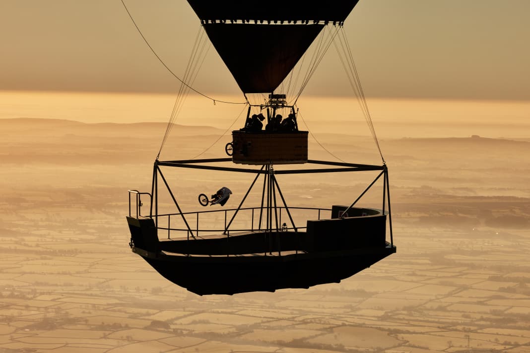 Tabletop at a height of 700 metres: Kriss Kyle flies over the railing.