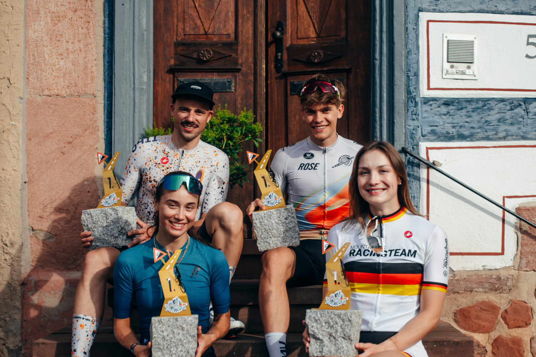 Die vier Sieger (von l. n. r.): Florenz Knauer (Gravel & Roadbike M), Luis Neff (Mountainbike M), Pia Kummer (Gravel & Roadbike W) und Marion Fromberger (Mountainbike W)