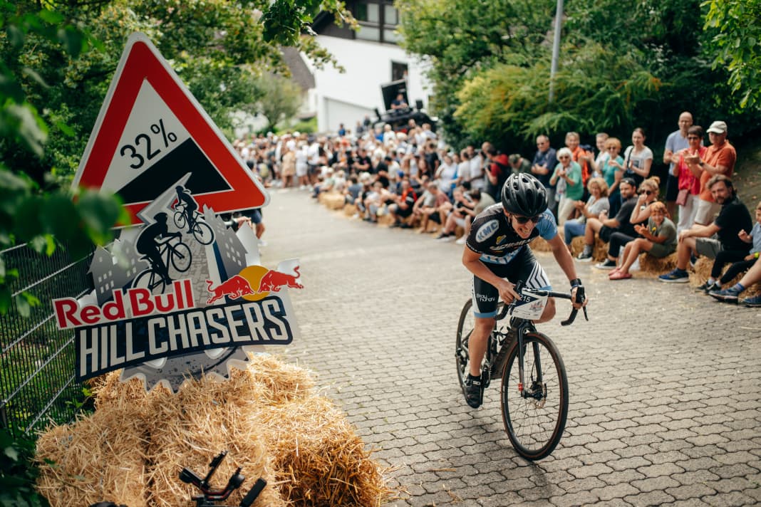 Das Schild verrät: Das hier ist nichts für schwache Nerven - und vor allem Beine! 32 % Steigung hat die Strecke des Red Bull Hill Chasers in der Spitze.